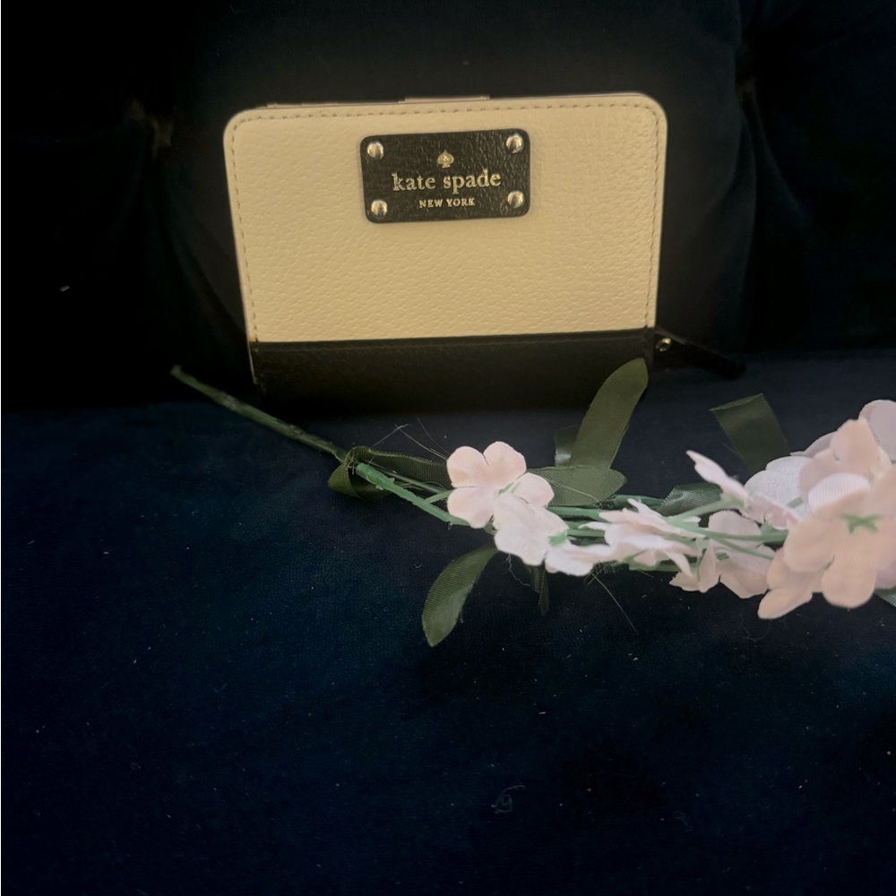 Kate Spade wallet. Brand new never used.